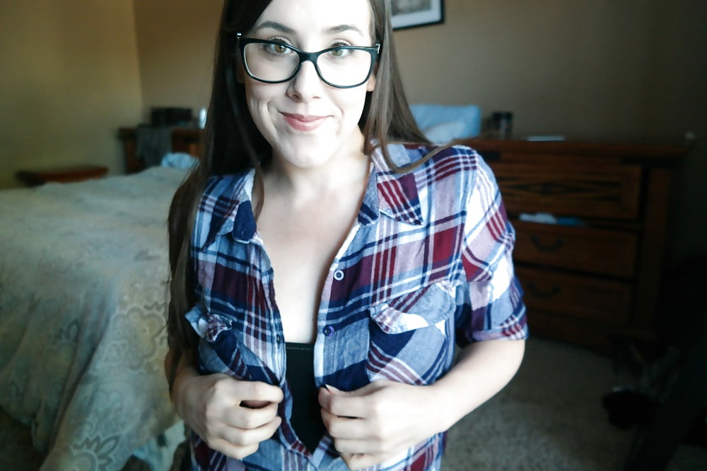 XXX Nerdy Teen Slut aka Sarjen89gw Selfies