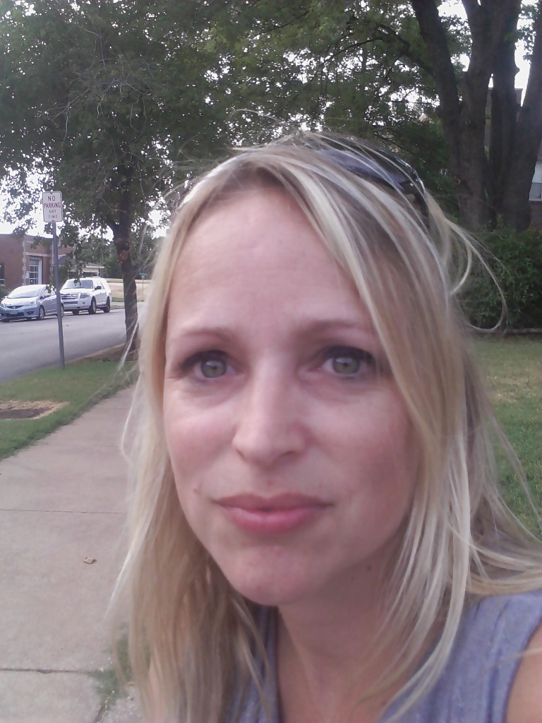 XXX Blonde Milf not afraid to show off her body