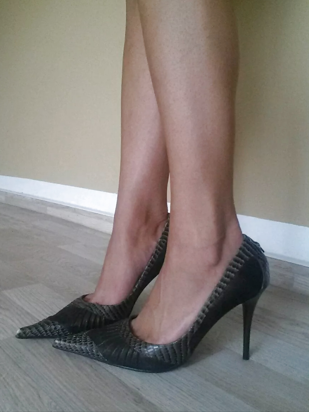 XXX Legs & feet in sexy high heels