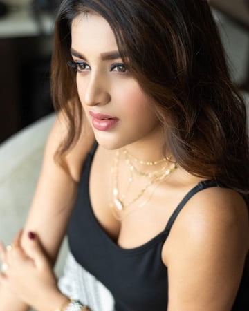 sizzling nidhhi agerwal         