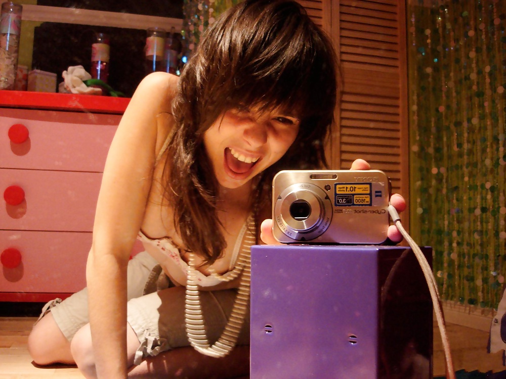 XXX 19yo Stacy takes selfies for her friends