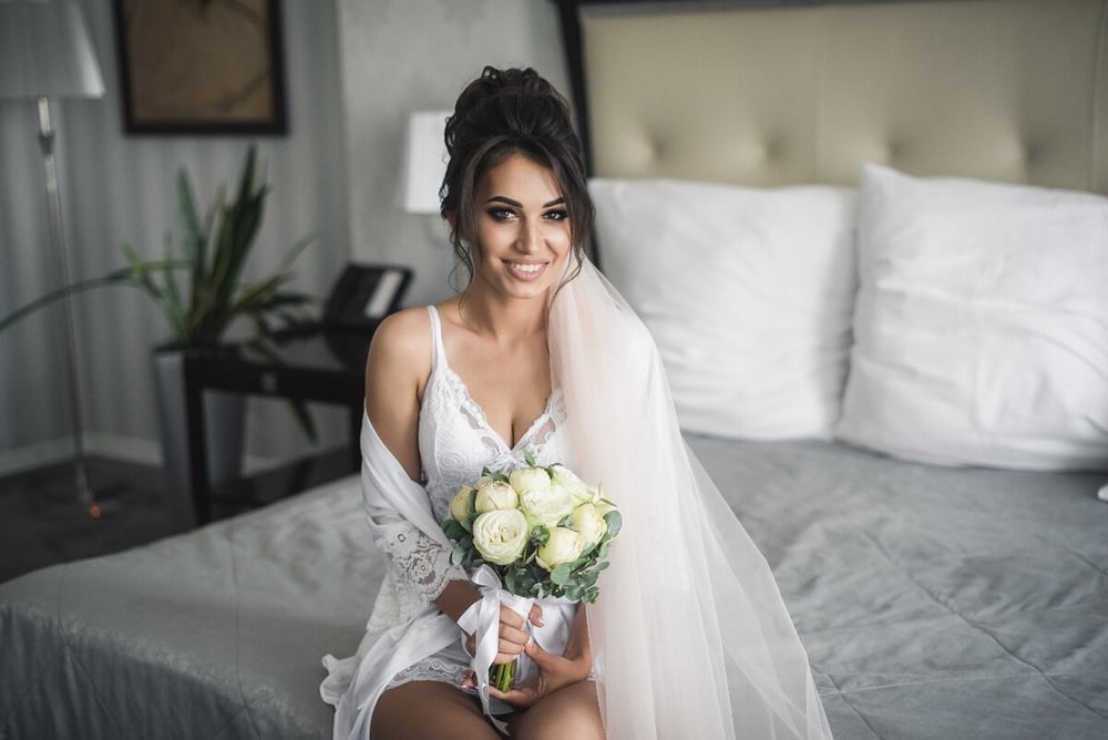 Amazing sexy brides - 24 Photos 