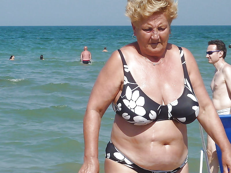 XXX Mature Grannies on the beach! Amateur mixed!