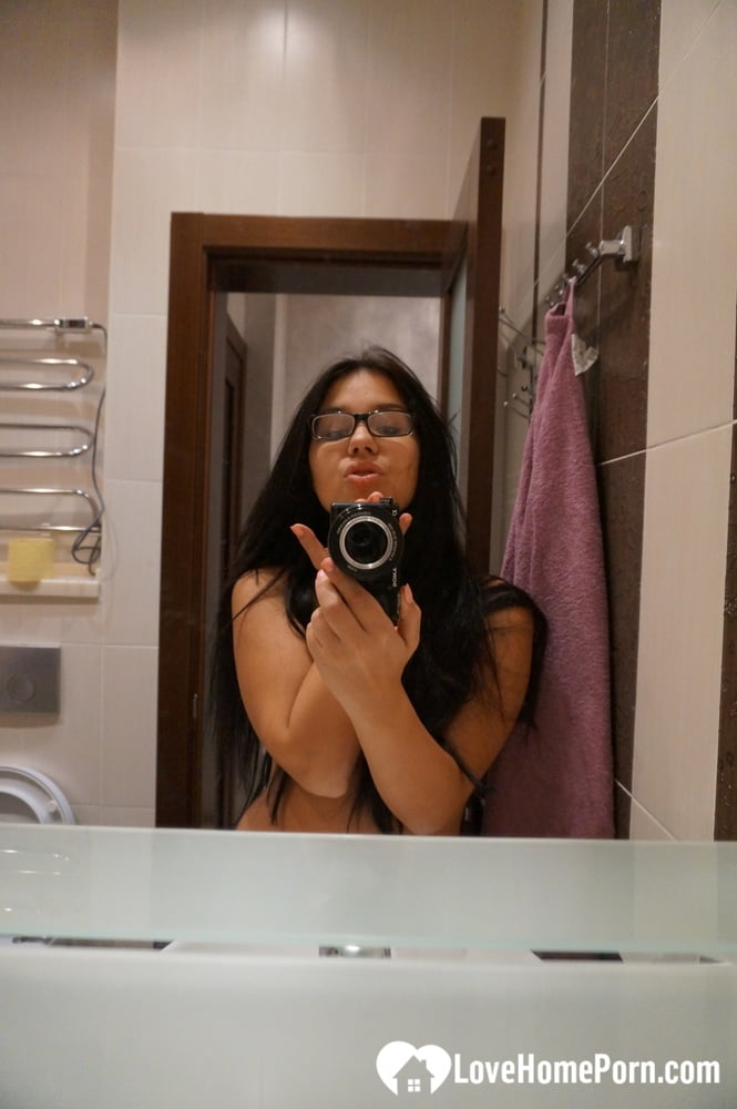 Cute nerdy babe taking some hot selfies - 19 Photos 