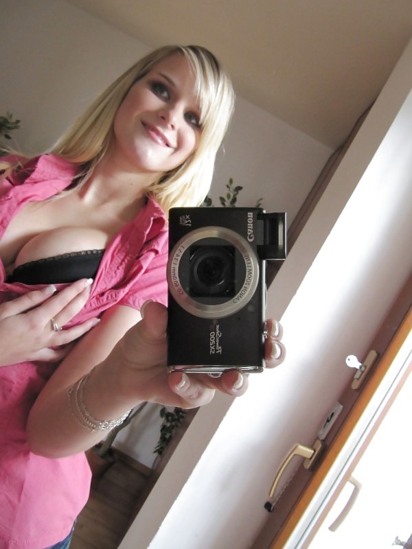 XXX Selfshot blonde hottie