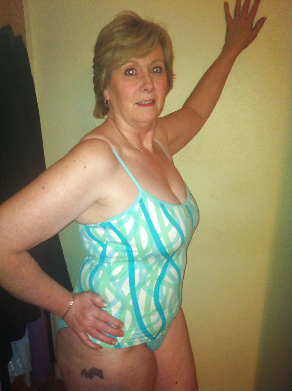 XXX Sexy Milf Swimsuit Request