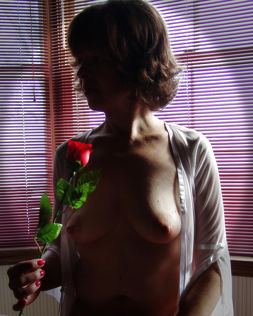 XXX Sexy Mature Wife Posing (3)