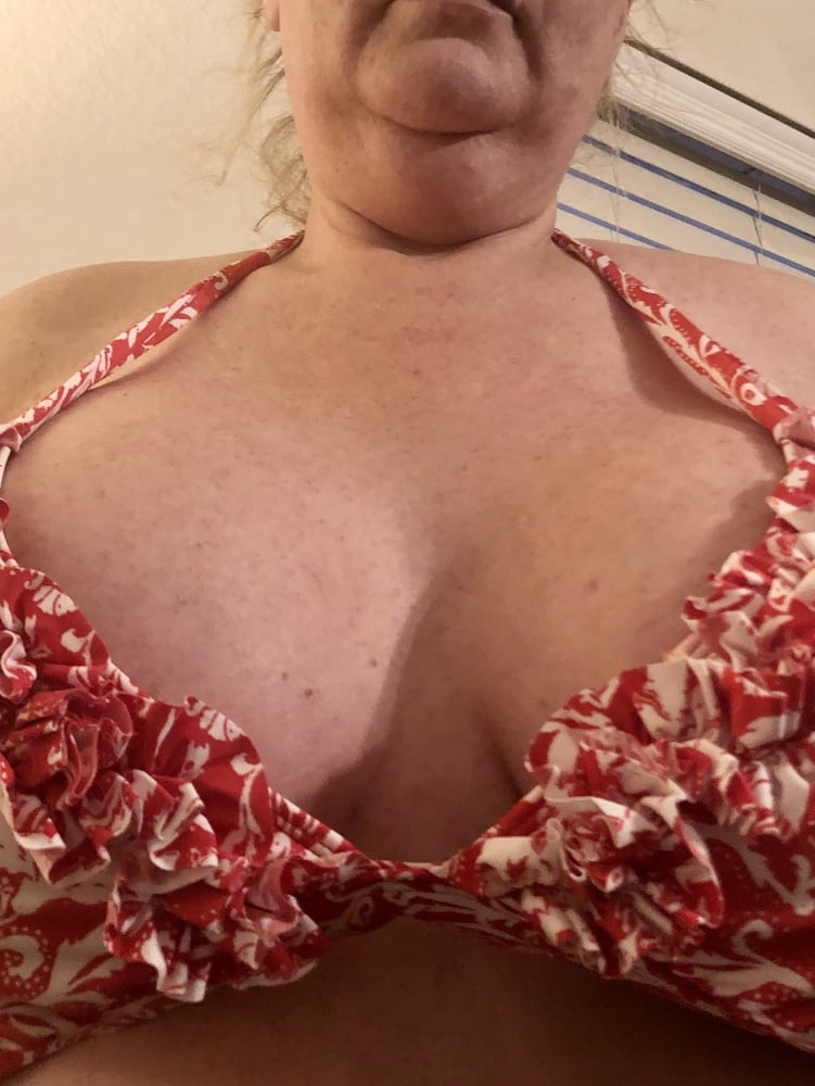Super Busty MILF in Bikini Shows Off Big Boobs (4) - 27 Photos 