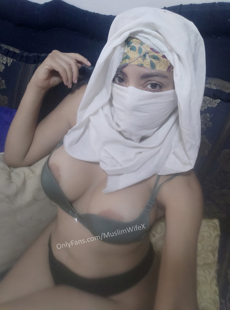 REAL MUSLIM WIFE ME IN ARAB HIJAB SHOWING TITS AND MORE  