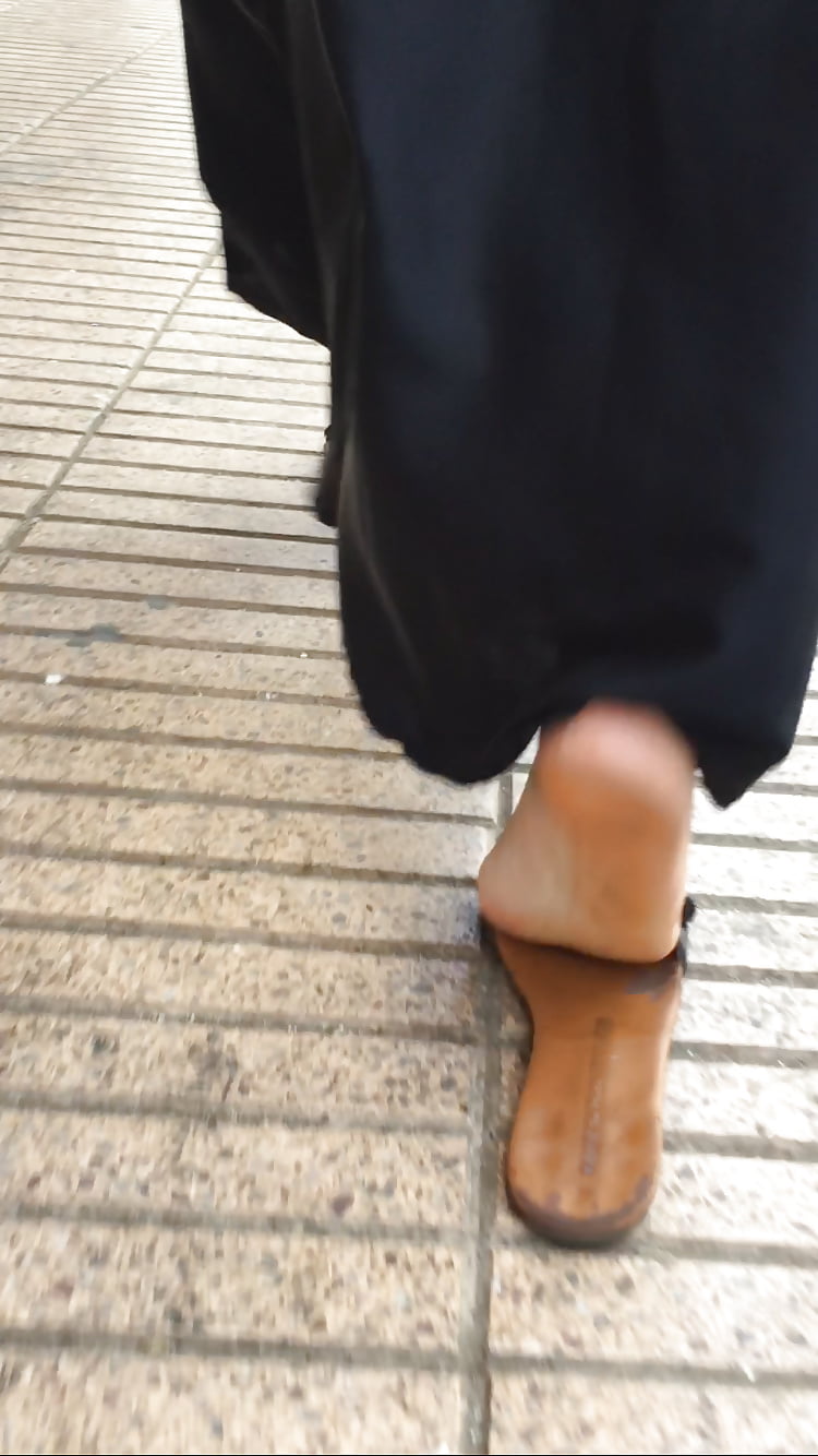 Candid Arabic Soles On Sexy Sandals 16 Pics