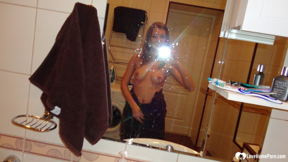 Amateur brunette babe taking selfies before her shower - 41 Photos 