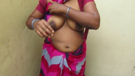 tamil aunty standing to show her boobs very hot         