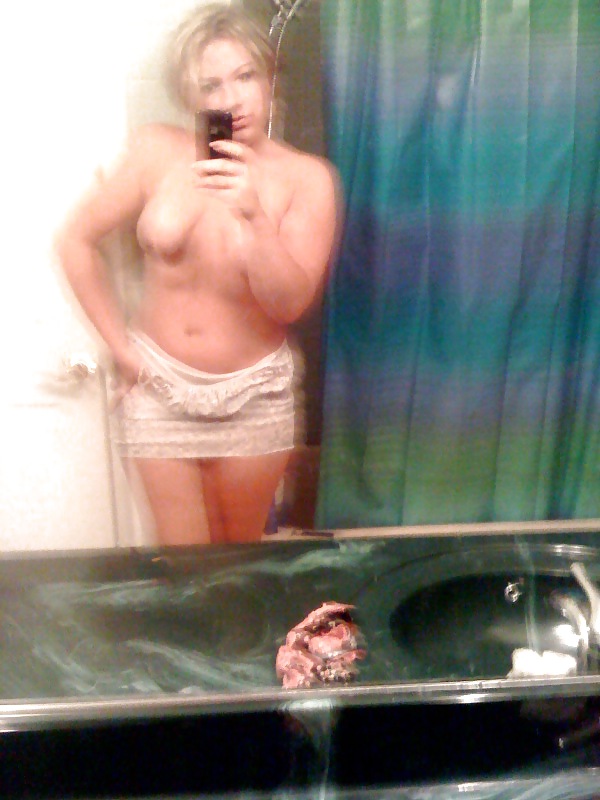 XXX Hot Milf nude bathroom photos
