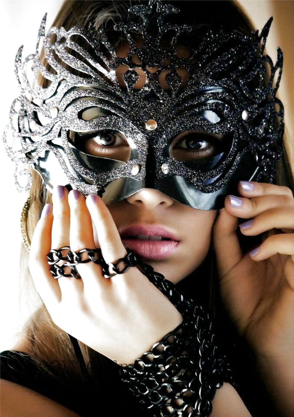 Красивая маска фото. Девушка в маске. Красивые маски. Маска женская. Маскарадная маска.