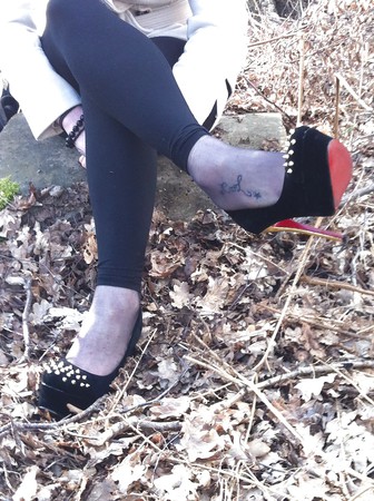 em shows her feet in the woods 22.03.14