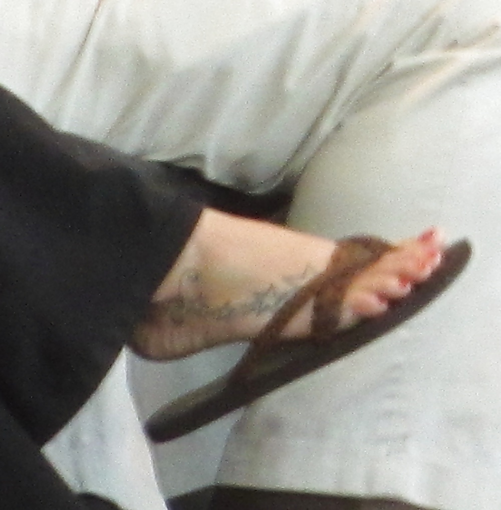 XXX Foot Fetish: Female Toes at the Airport