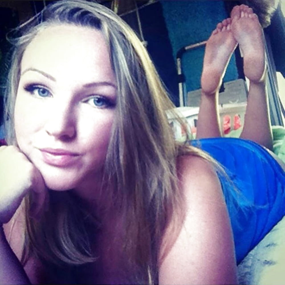 XXX selfshot girls feet pose!!!