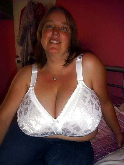 XXX Women's tits in bra!