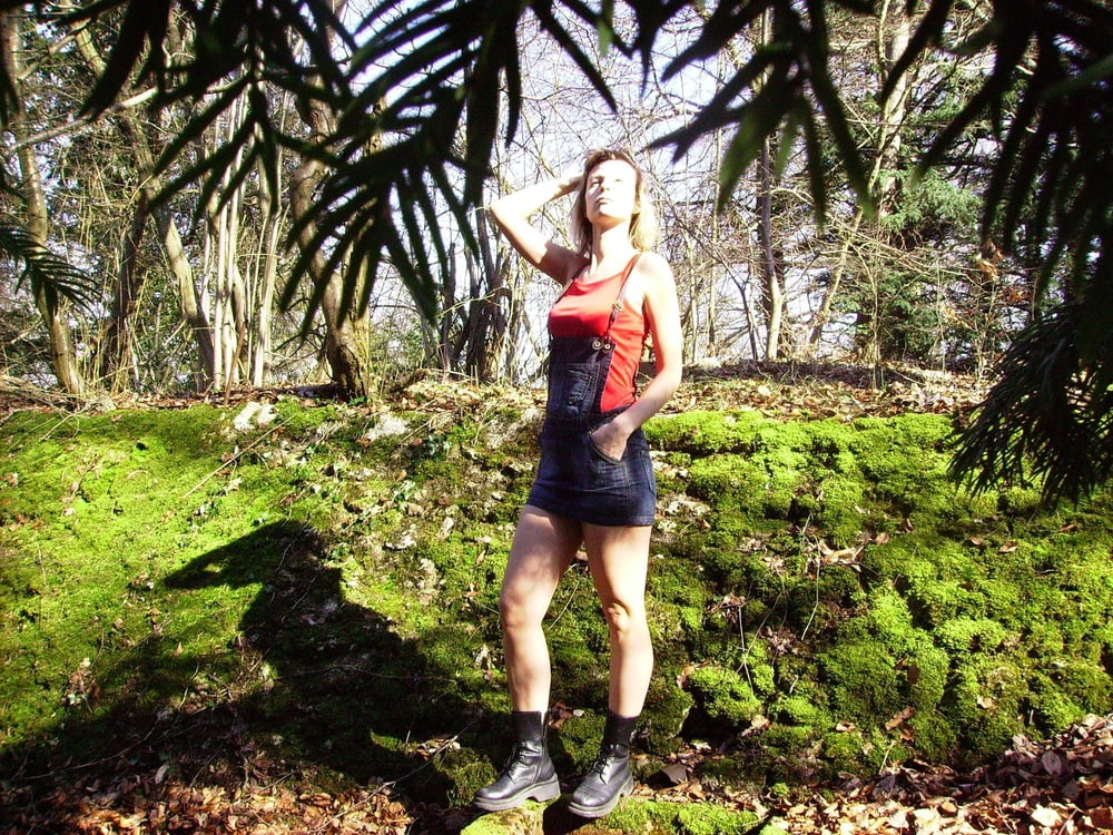 Lüsternes Girl reitet Schwanz im Wald
