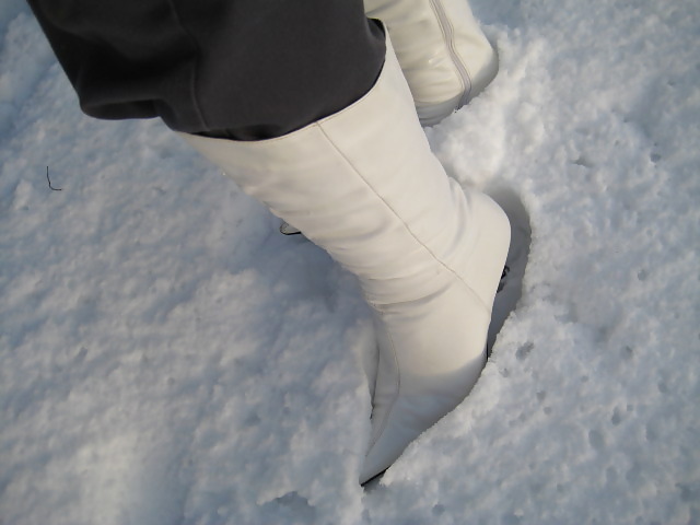 XXX meine weissen Stiefel bei einem Winterspaziergang