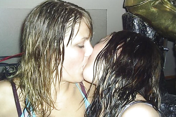 XXX Girl Kissing girl 04