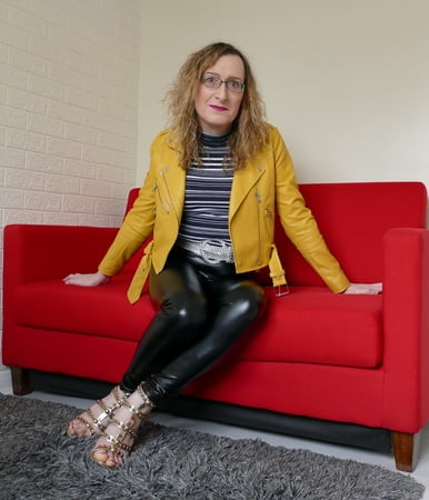 black shiny wetlook leggings with yellow leather jacket         