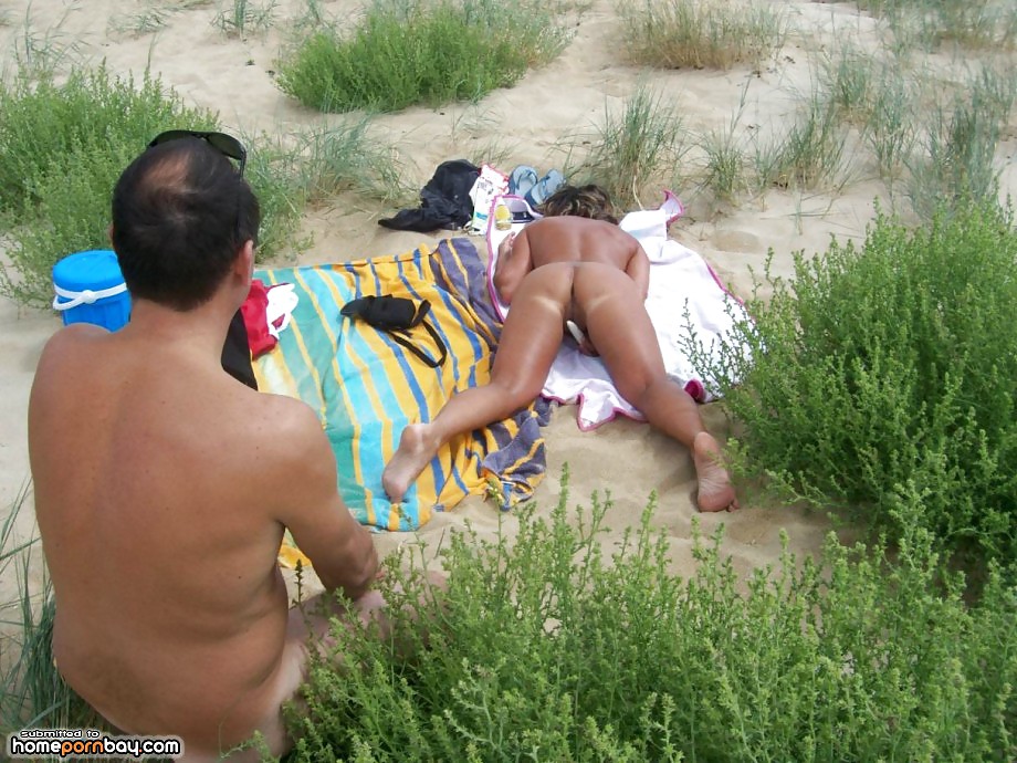 XXX Spreading her legs on the beach