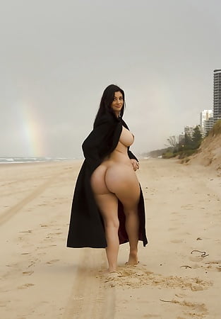Arab big ass and big tits outdoor