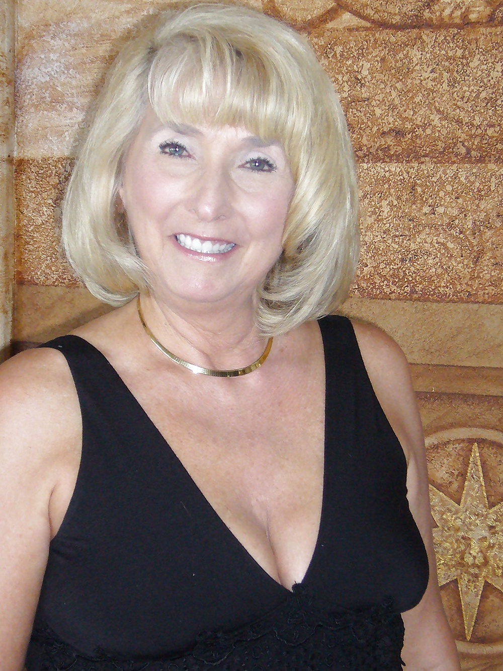 XXX Horny Granny Loves To Pose