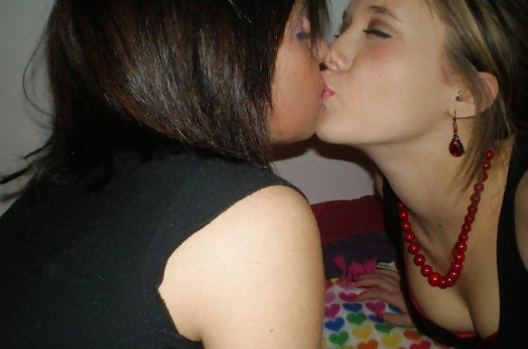 XXX Girl Kissing girl 02