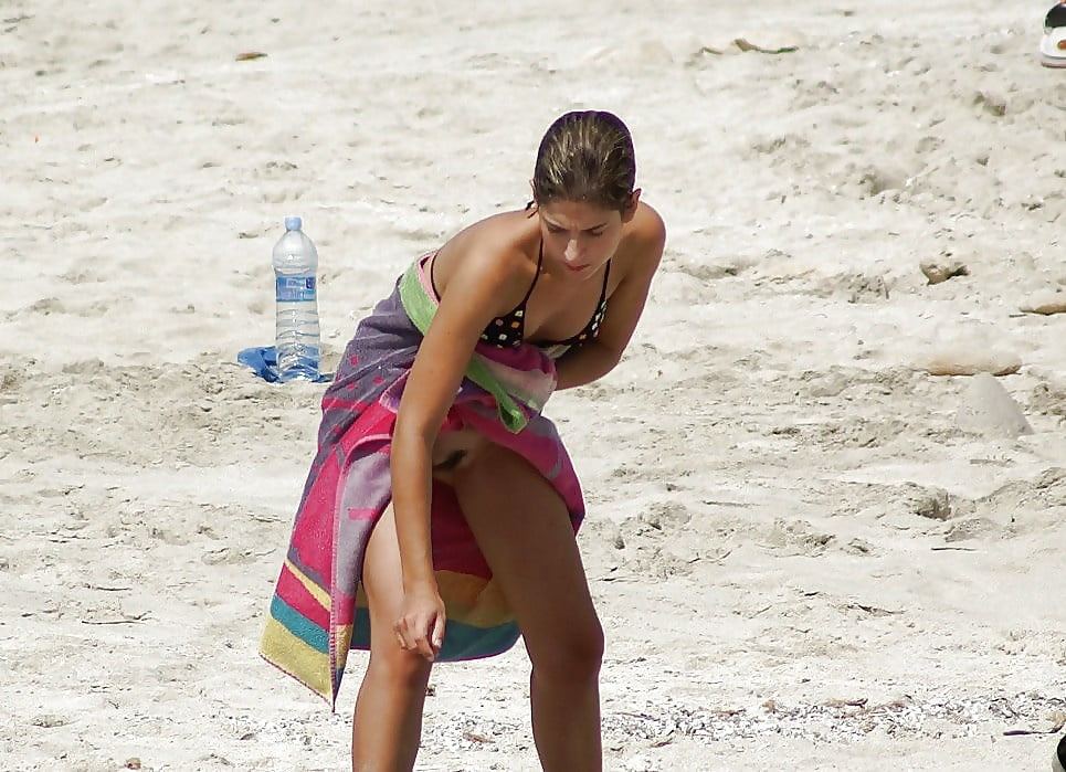 XXX Girl on the Beach Changing