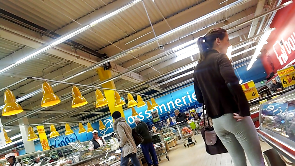 XXX Une petite sportive au supermarche