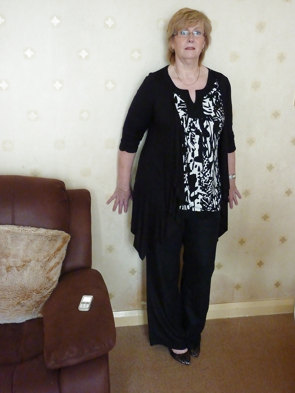 XXX mature milf strips