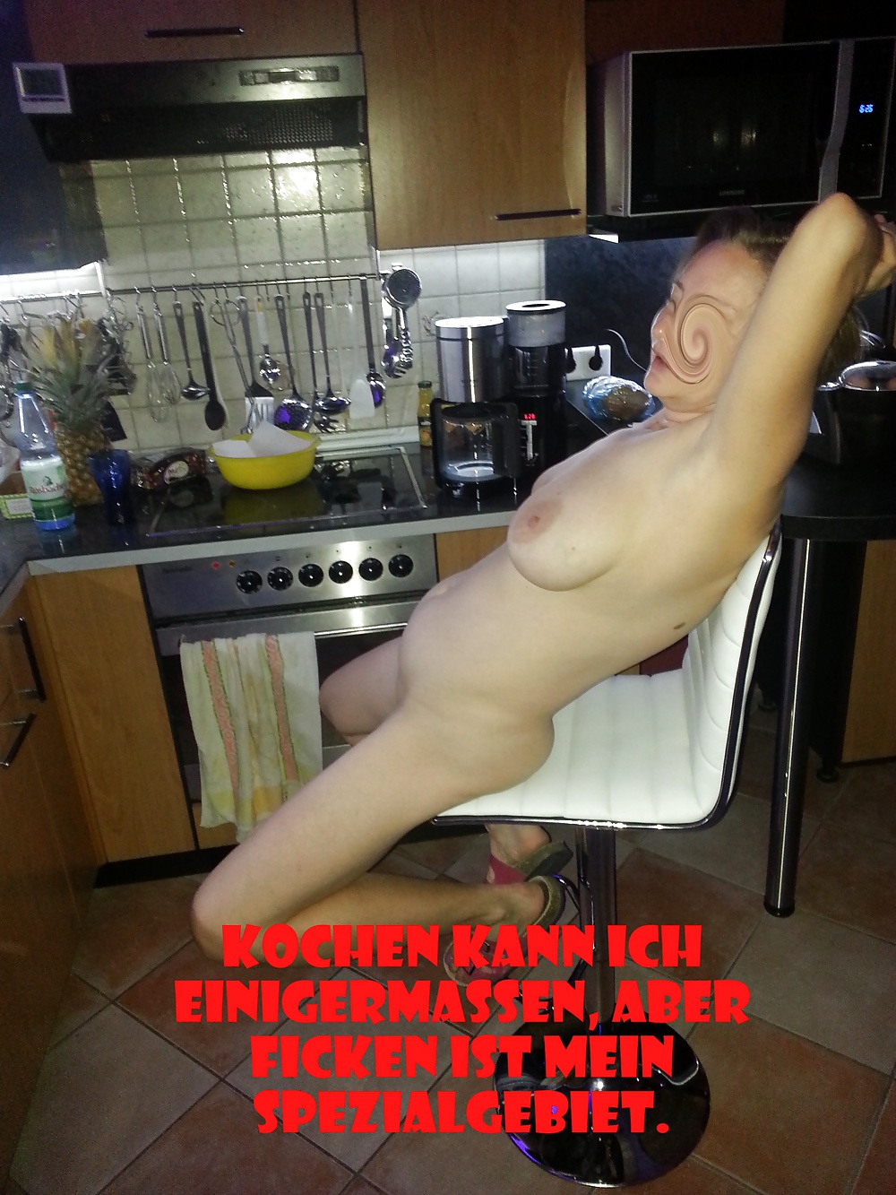 XXX Eheficksau(44) breitbeinig auf dem Kuechenstuhl