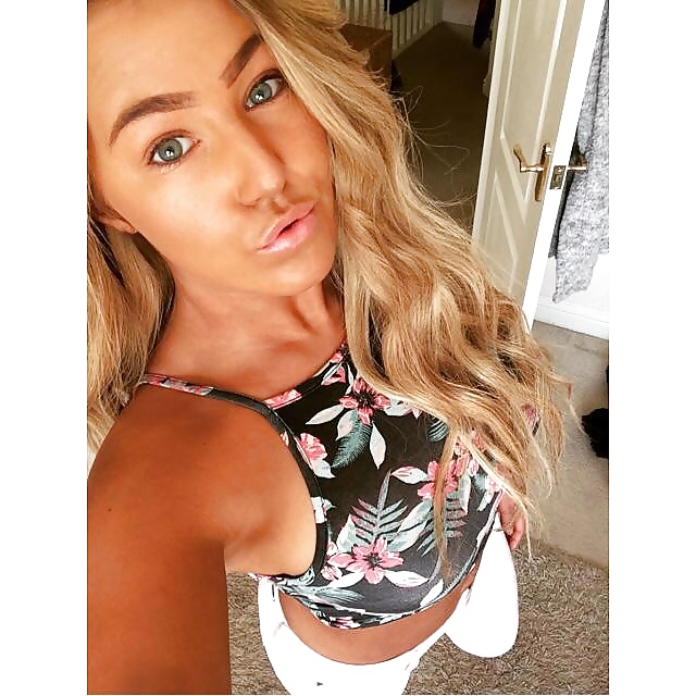 XXX Chav practices her duck face