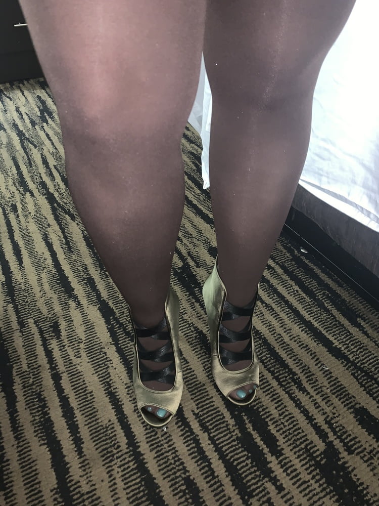 Sexy wife in pantyhose and heels - 23 Photos 