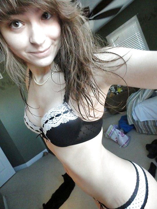 XXX Sexy amateur selfies (18+)