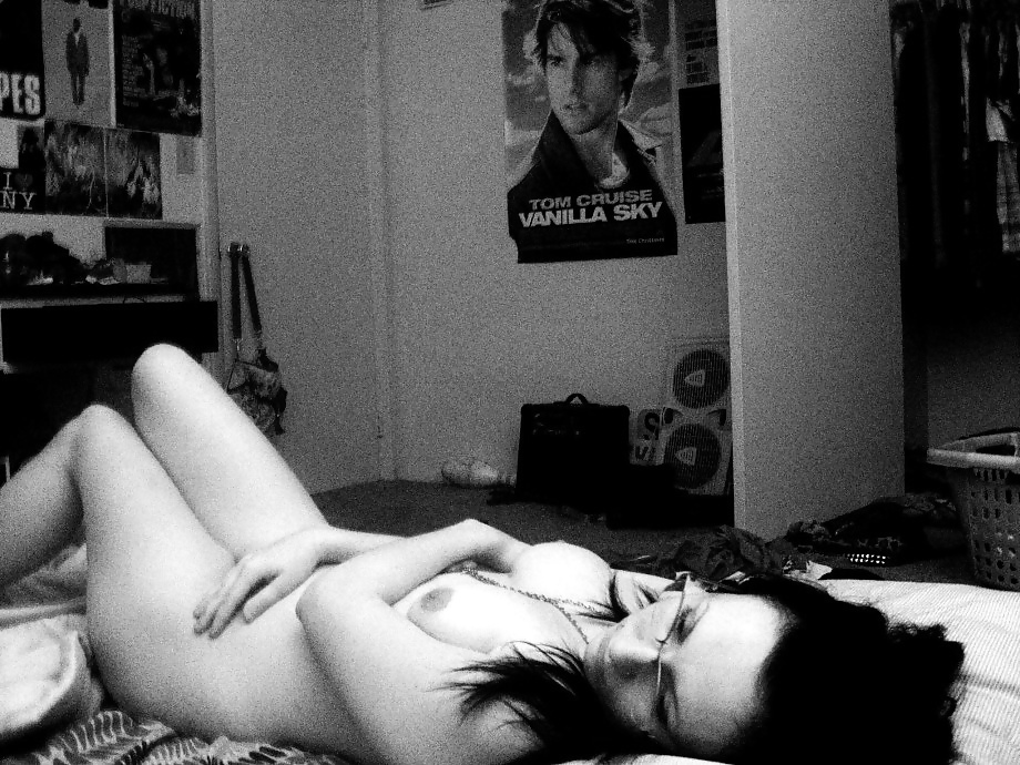 XXX brunette slut taking selfies