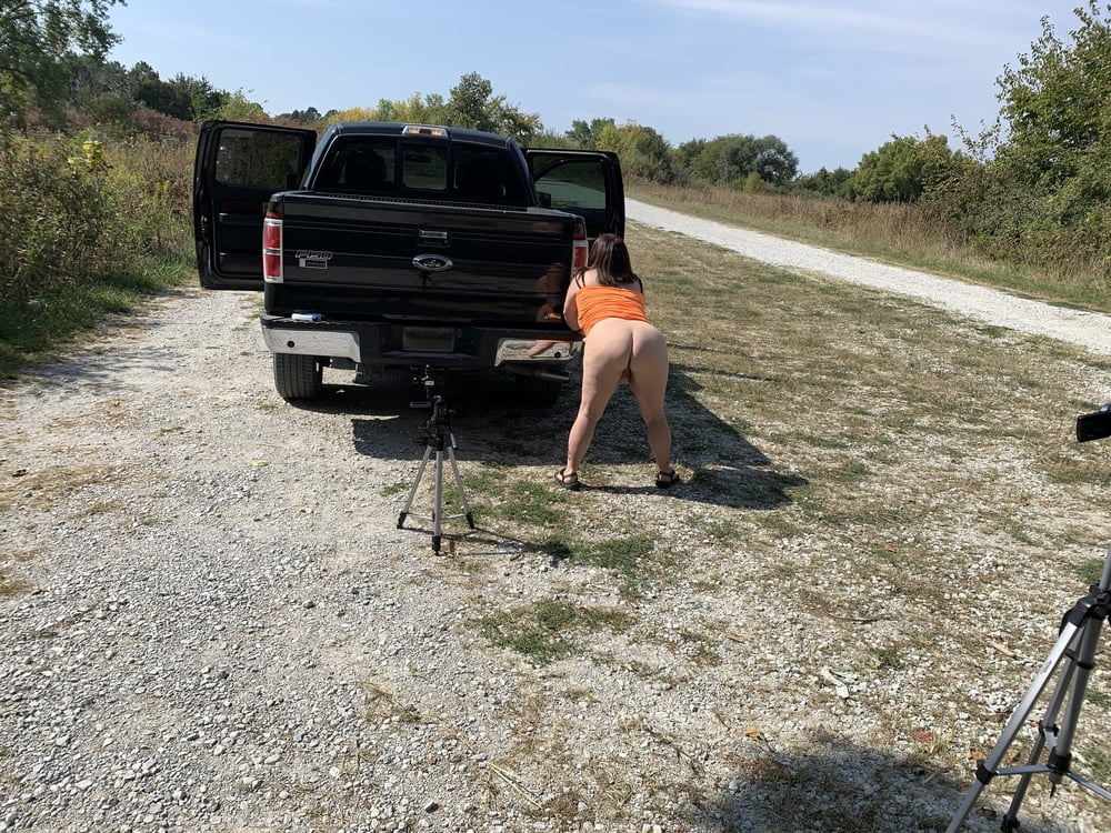 Sexy BBW Outdoor Hitch and Facial Photoset - 55 Photos 