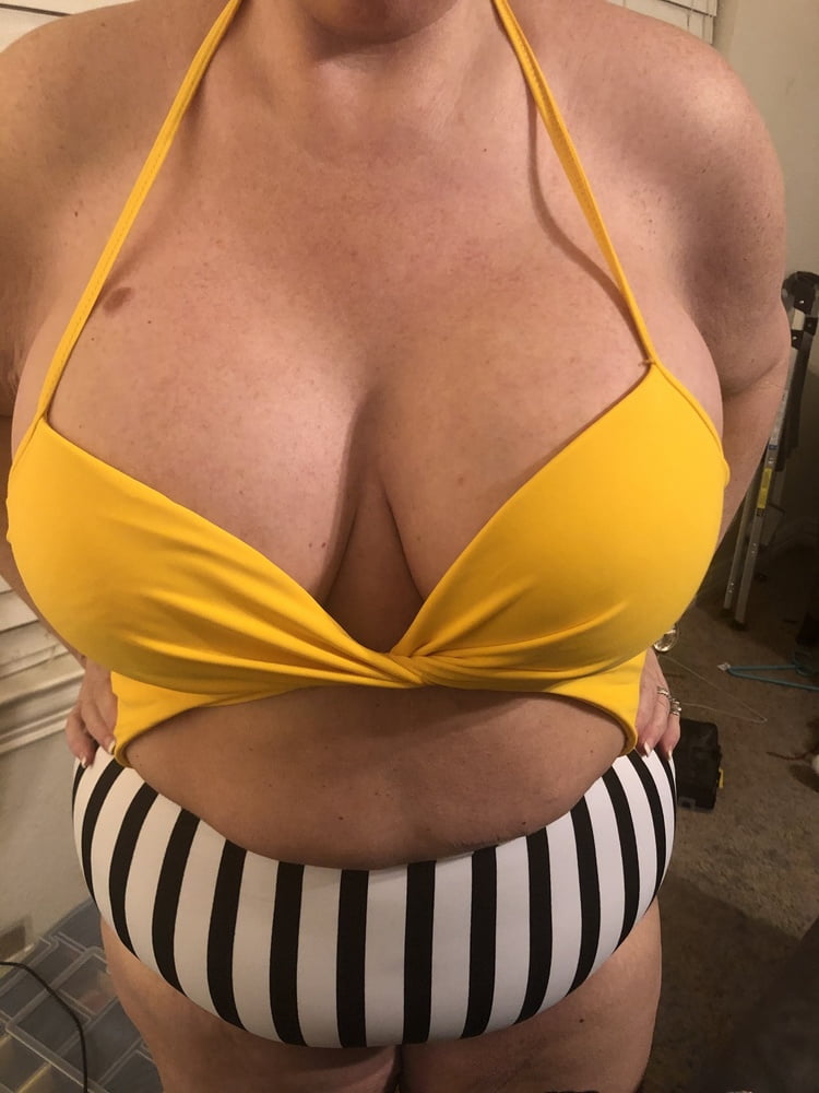 Super Busty MILF in Bikini Showsf Big Boobs (4) - 27 Photos 