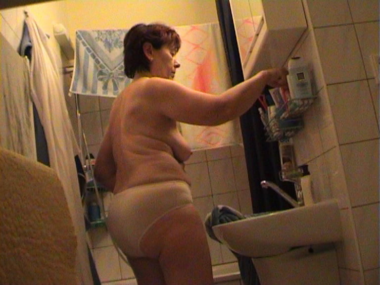 German granny nude in bathroom - 9 Photos 