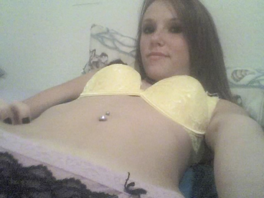 XXX Pretty Amateur Brunette 25