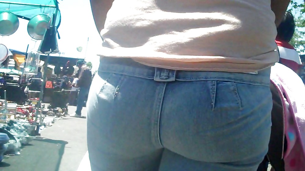 XXX Looking up her ass & butt in jeans