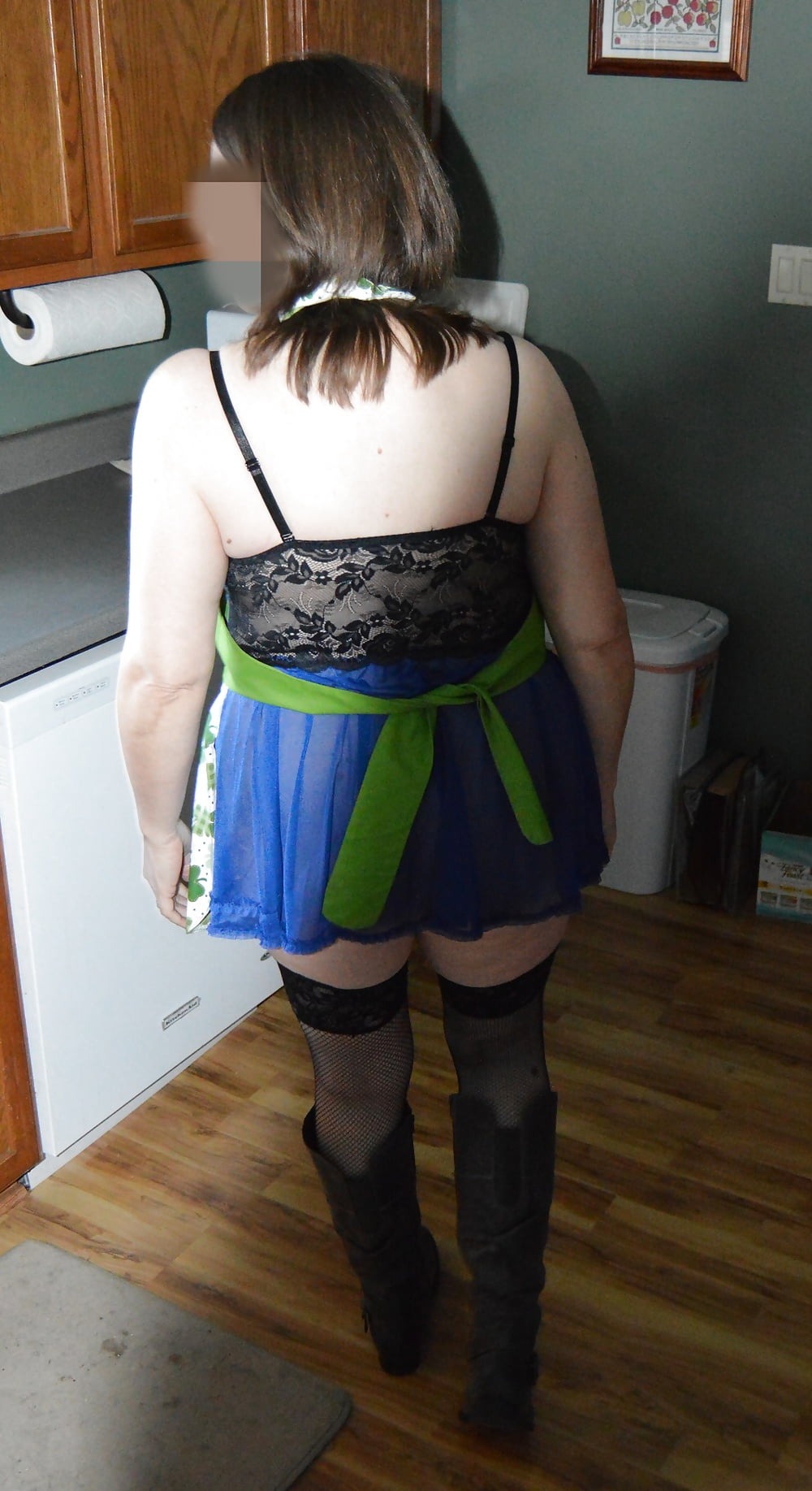 XXX Sexy Mormon MILF in the kitchen