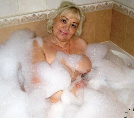 Older and hot 395 (Mom in bath) - 40 Photos 