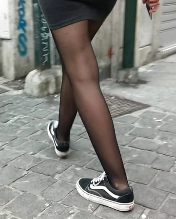 Beauty Legs With Black Stockings (babes) candid