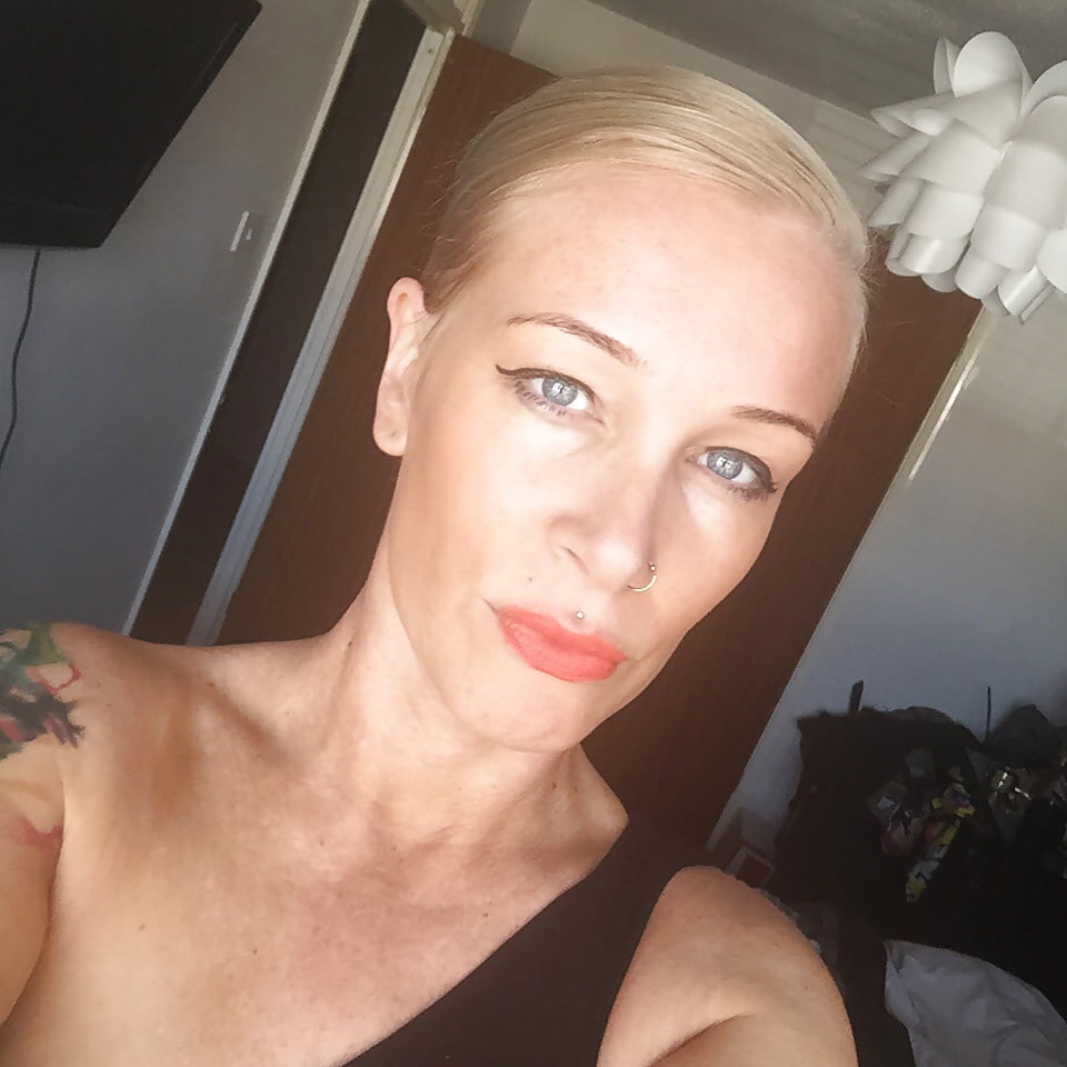 XXX Tattooed British Mature Milf Mom Lynn - Selfies