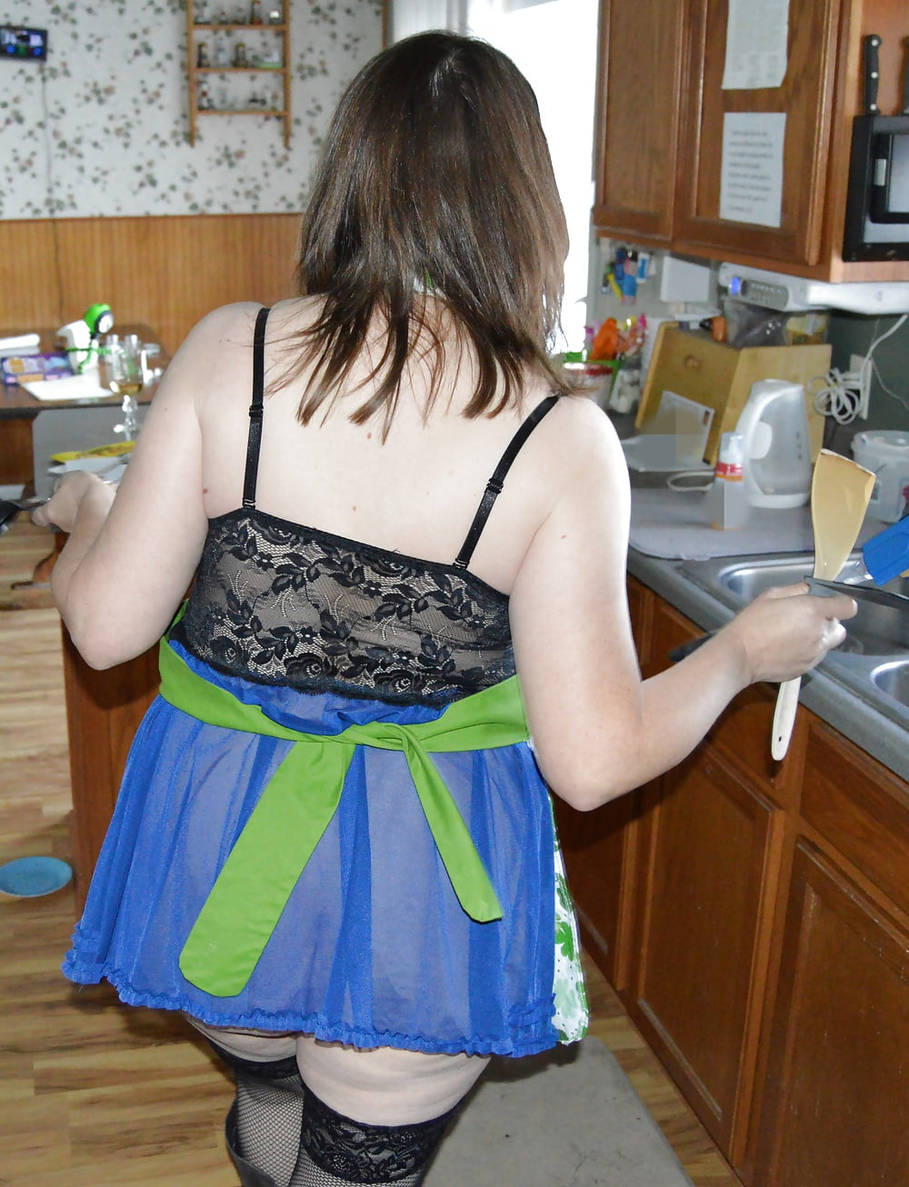 XXX Sexy Mormon MILF in the kitchen