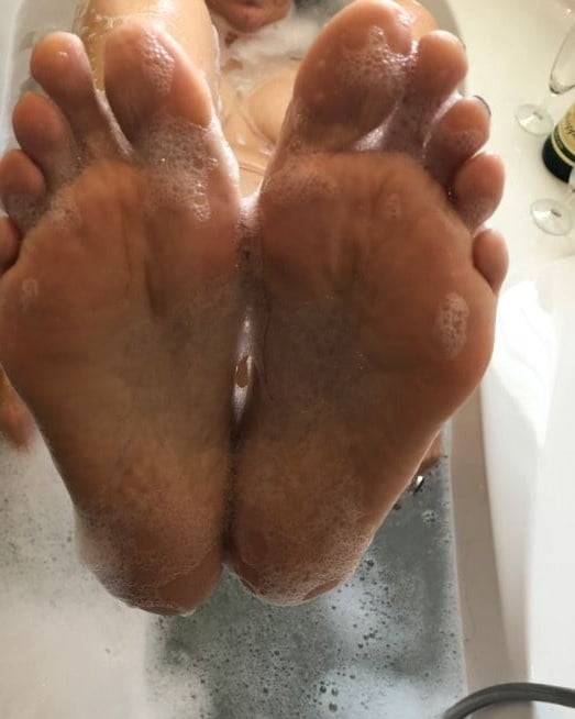Feet and Dildo in Bath Tub - 9 Photos 