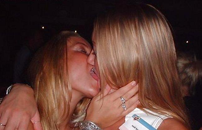 XXX Random Girls kissing Girls
